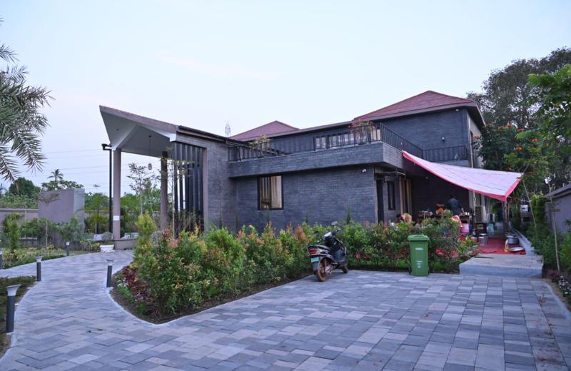 farm house image